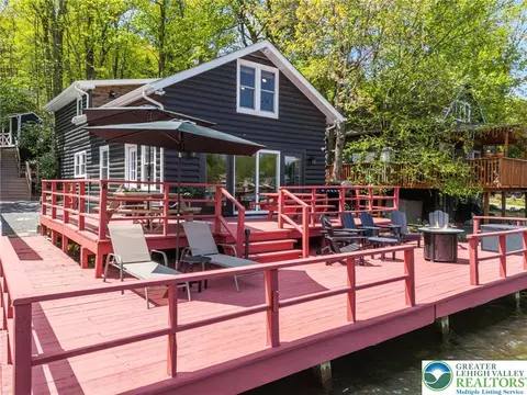 36 S Lake Dr, Lake Harmony, PA 18624