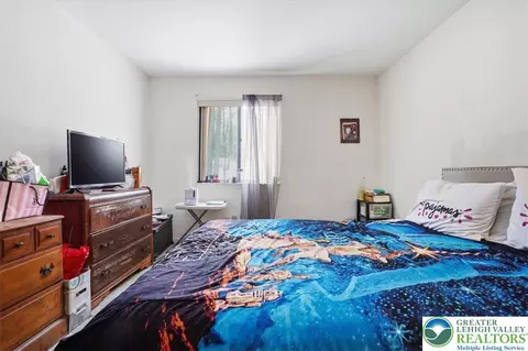 Bedroom - 3322 Windermere Dr, Saw Creek, PA 18324 photo 4 of 5