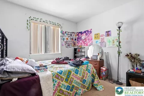 Bedroom - 3322 Windermere Dr, Saw Creek, PA 18324 photo 2 of 5