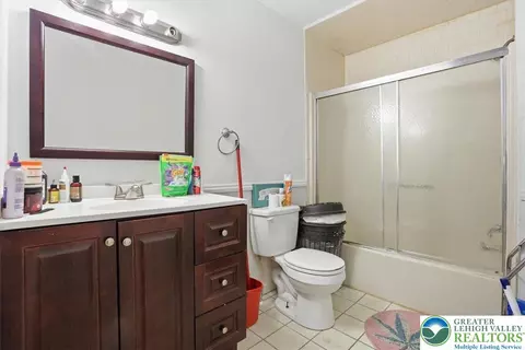 Bath - 3322 Windermere Dr, Saw Creek, PA 18324 photo 1 of 1