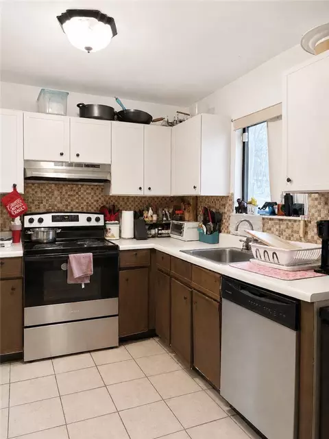Kitchen - 3322 Windermere Dr, Saw Creek, PA 18324 photo 1 of 1
