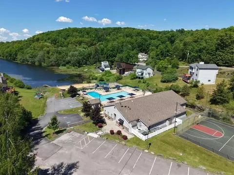 View/Area - 3322 Windermere Dr, Saw Creek, PA 18324 photo 20 of 23