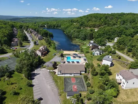 View/Area - 3322 Windermere Dr, Saw Creek, PA 18324 photo 18 of 23