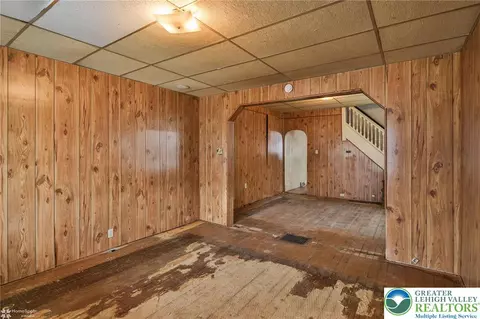 Living - 622 E Locust St, Bethlehem, PA 18018 photo 4 of 7