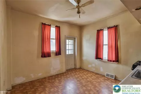 Entry Way - 622 E Locust St, Bethlehem, PA 18018 photo 3 of 6
