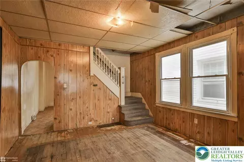 Living - 622 E Locust St, Bethlehem, PA 18018 photo 5 of 7