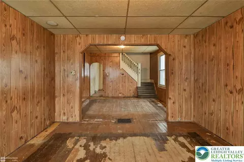 Entry Way - 622 E Locust St, Bethlehem, PA 18018 photo 2 of 6