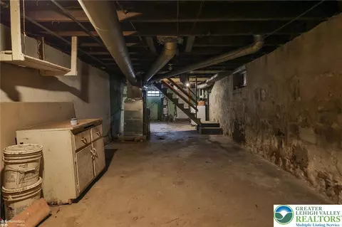 Entry Way - 622 E Locust St, Bethlehem, PA 18018 photo 4 of 6