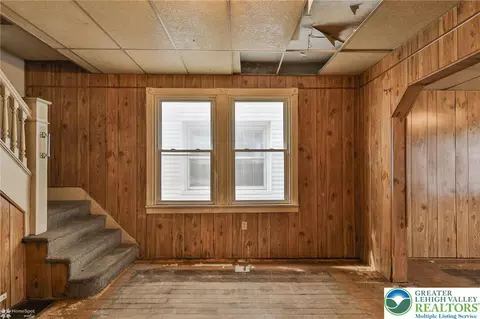 Living - 622 E Locust St, Bethlehem, PA 18018 photo 6 of 7