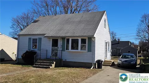 301 Tobias Dr, Hellertown, PA 18055