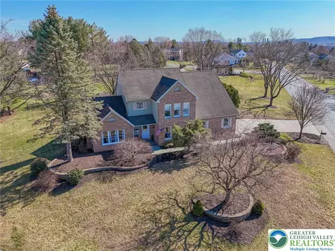 362 Hillview Dr, Nazareth, PA 18064