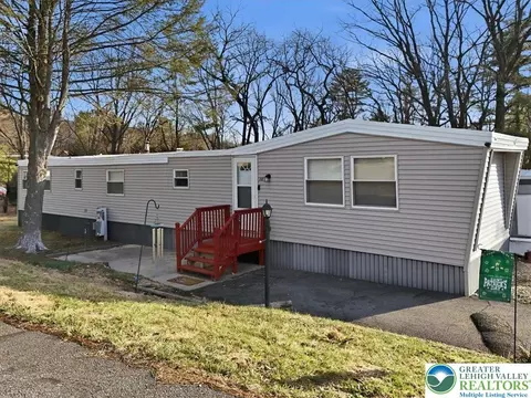 10 E Zimmer Dr, Lehigh Twp, PA 18088