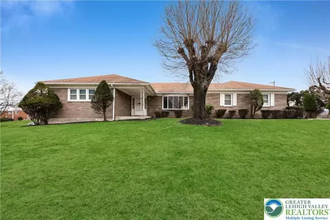 3922 Oakhurst Dr, Center Valley, PA 18034