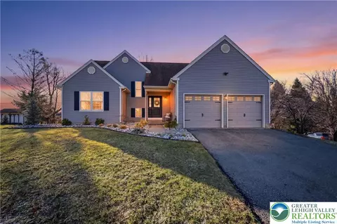 3220 Carbon St, Hokendauqua, PA 18052