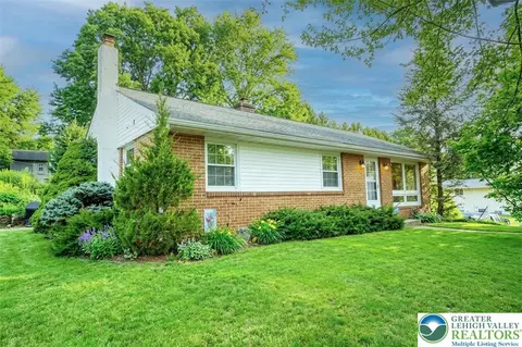 5556 Park Valley Rd, Schnecksville, PA 18078