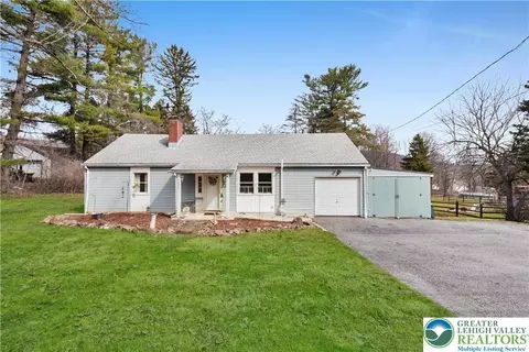1335 Stonesthrow Rd, Bethlehem, PA 18015