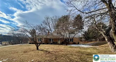 6560 Fernwood Dr, Coopersburg, PA 18036