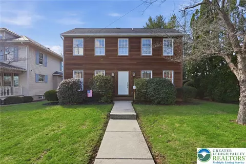 59 W High St, Nazareth, PA 18064