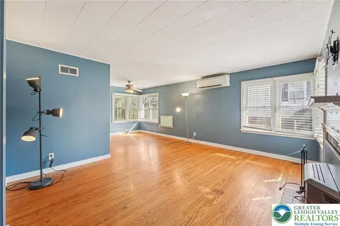 Living - 732 Lyons St, Bethlehem, PA 18018 photo 1 of 5
