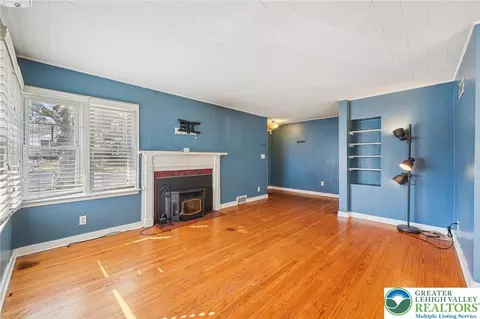 Living - 732 Lyons St, Bethlehem, PA 18018 photo 3 of 5
