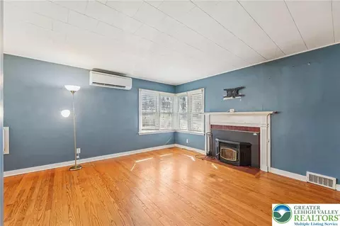 Living - 732 Lyons St, Bethlehem, PA 18018 photo 2 of 5