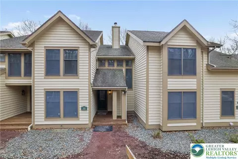 426 Oak Ct, Tannersville, PA 18372