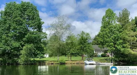 32 Shore Dr, Tunkhannock, PA 18657