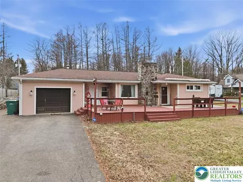 208 Shine Hill Rd, Henryville, PA 18332