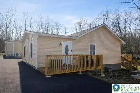 126 Evergreen Dr, Bushkill, PA 18324