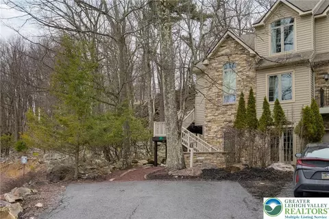 7 Wildbriar Ct, Lake Harmony, PA 18624