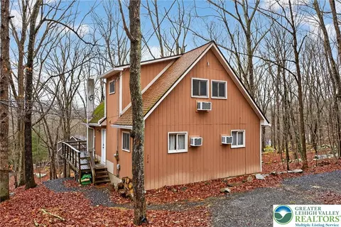 149 Regent St, Saw Creek, PA 18324