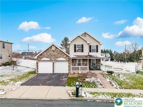 30 Crown Dr, Forks Twp, PA 18040
