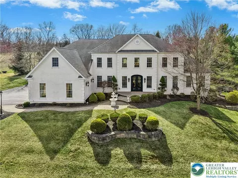 75 Woodside Dr, Williams Twp, PA 18042