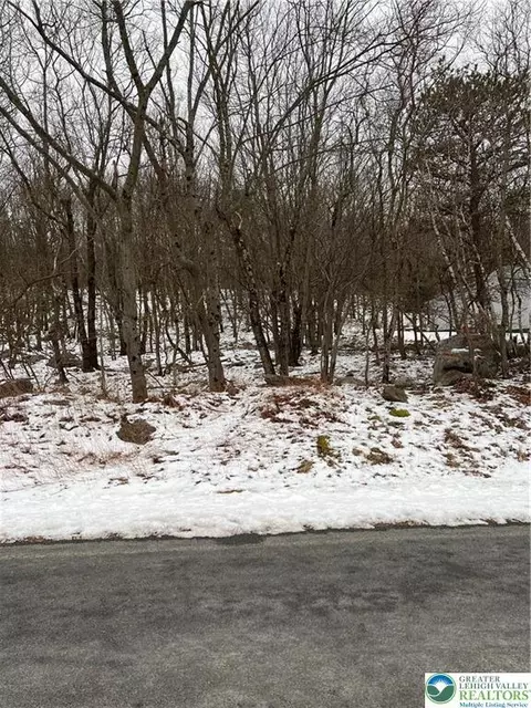 767 Hidden Lake Dr, East Stroudsburg, PA 18302