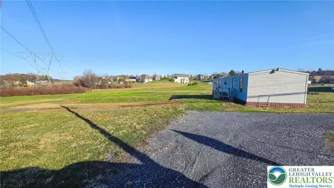 616 Moorestown Dr, Bath, PA 18014