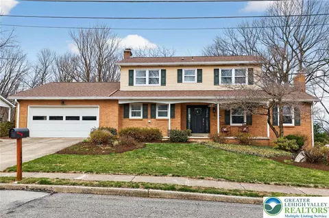 126 Hillcrest Dr S, Macungie, PA 18062