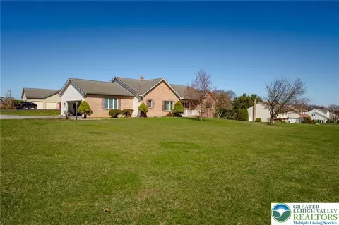 4809 Spruce St, Schnecksville, PA 18078