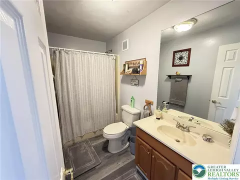 Bath - 5933 Decker Rd, Saw Creek, PA 18324 photo 3 of 3