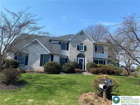 1800 Clarendon Dr, Forks Twp, PA 18040