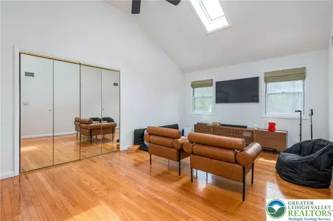 Living - 6159 Decker Rd, Saw Creek, PA 18324 photo 3 of 4