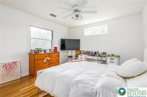 Bedroom - 6159 Decker Rd, Saw Creek, PA 18324 photo 6 of 8