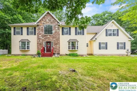 210 Swartsburo Dr, Tamiment, PA 18371