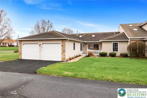 2528 Waynesborough Ct, Macungie, PA 18062