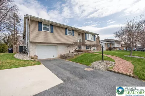 2740 Stonewood Dr, Bethlehem, PA 18017