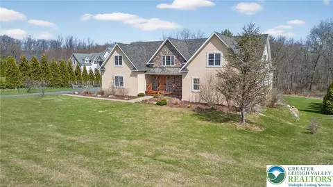 210 Sonny Dr, Wind Gap, PA 18091