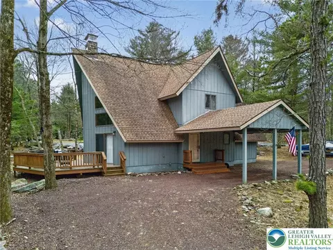 31 Boulder Rd, Lake Harmony, PA 18624