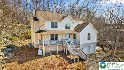 226 Regent St, Saw Creek, PA 18324