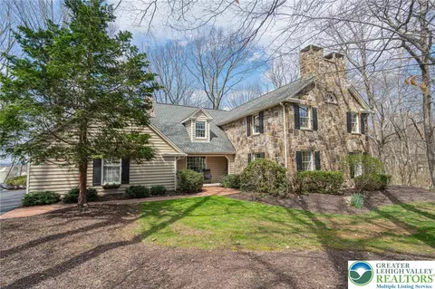 6145 Woodledge Dr, Orefield, PA 18069