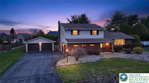 454 Spruce Ln, Nazareth, PA 18064