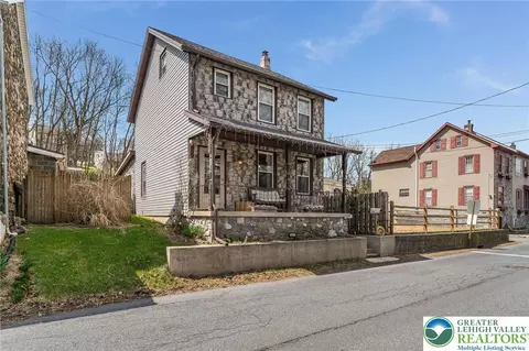 3271 Water St, Hokendauqua, PA 18052
